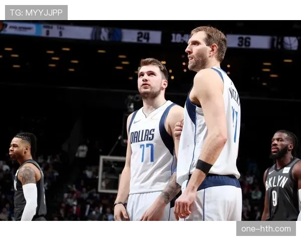 温情时刻:独行侠主场为诺维茨基雕像揭幕,东契奇赛后与其合影 温情时刻:独行侠主场为诺维茨基雕像揭幕,东契奇赛后与其合影